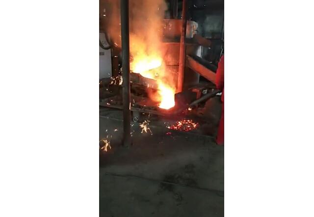 電弧爐冶煉現(xiàn)場(chǎng)視頻